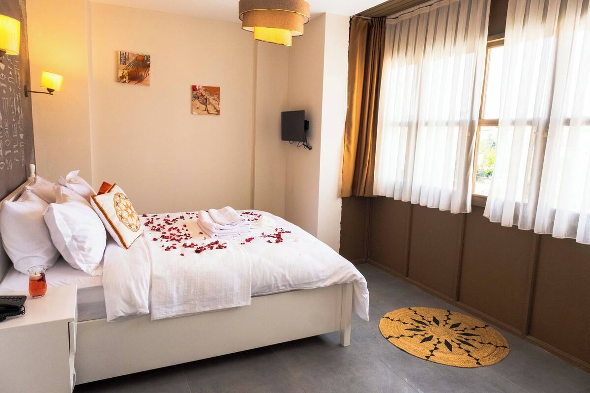 Premium bedding, minibar, in-room safe, iron/ironing board