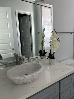 Chuveiro, toalhas de banho, sabonete, shampoo