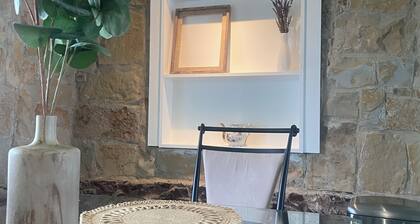 The Whiskey House 12 min from Round Top, steps away from Kooper Family Whiskey