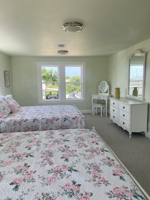 3 bedrooms, desk, free WiFi, bed sheets