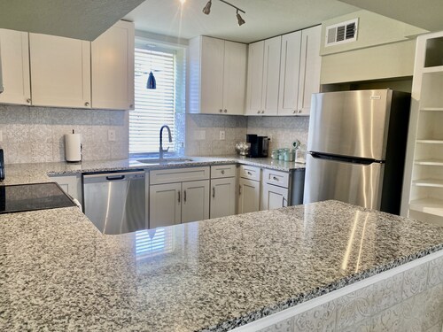 The Whiskey House 12 min from Round Top, steps away from Kooper Family Whiskey