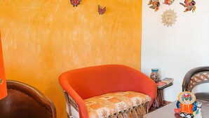 Ein gemütliches Zimmer mit einer Couch, Stühlen und einem Tisch.