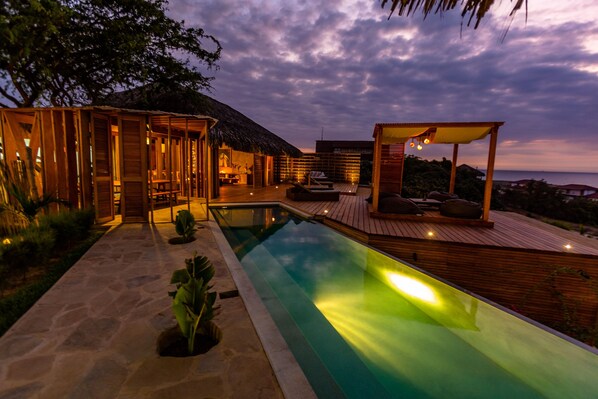 حمّام سباحة خارجي