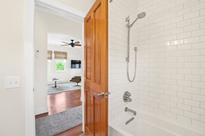 Dusche, Haartrockner, Bidet, Handtücher