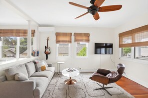 Smart-TV, Kamin, Bücher