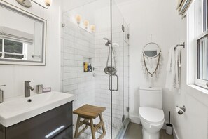 Regadera, secadora de cabello, bidet, toallas 