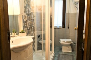 Douche, sĂšche-cheveux, bidet, serviettes fournies