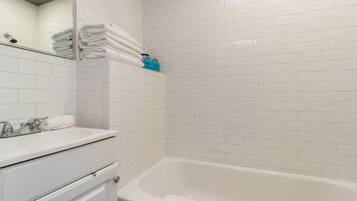 Serviettes fournies, savon, shampoing, papier toilette