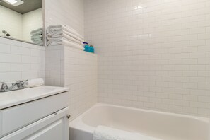 Serviettes fournies, savon, shampoing, papier toilette