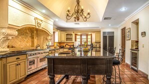 Elite Villa | Private kitchen | Coffee/tea maker, full-size fridge, microwave, oven - villa primavera (Turrúcares)