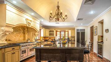 Elite Villa | Private kitchen | Full-sized fridge, microwave, oven, stovetop