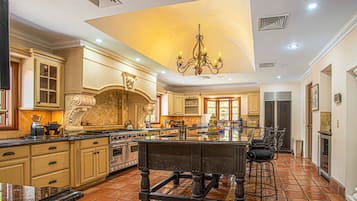 Elite Villa | Private kitchen | Full-sized fridge, microwave, oven, stovetop