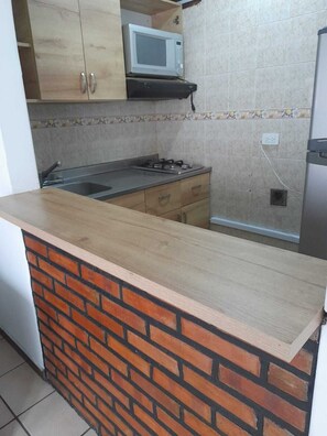 Fridge, microwave, coffee/tea maker, cookware/dishes/utensils - Amoblado Santamaría Itagüí- Vía de la Moda (Itagüi)