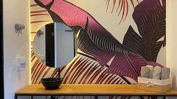 Standard-Studiosuite, 2 Doppelbetten | Badezimmer | Dusche, Regendusche, Handtücher, Seife