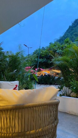 Phòng Suite tiện nghi đơn giản, nhiều giường | Khu phòng khách | Smart TV 