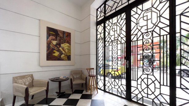 A lobby with a checkered floor, two sofas, a small table, and a large abstract painting on the wall. - 2 Minutes From Copacabana Beach Df408 (Rio de Janeiro)