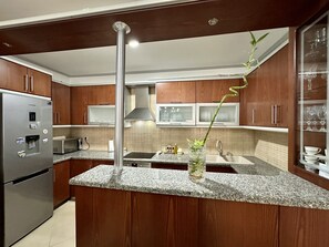 Réfrigérateur, micro-ondes, four, lave-vaisselle