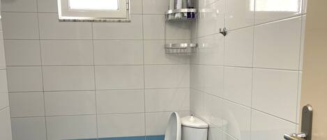 Sèche-cheveux, bidet, serviettes fournies, savon