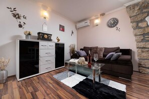 TV - Holiday house Meri with a heated Pool (Gabonjin (Krk))