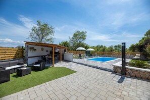 Outdoor dining - Holiday house Meri with a heated Pool (Gabonjin (Krk))