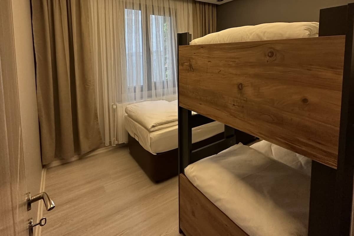 Deluxe Suite | 2 bilik tidur, kalis bunyi, seterika/papan seterika, Wi-fi percuma
