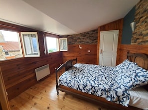 2 makuuhuonetta, työpöytä, silitysrauta/-lauta, vauvan matkasänky