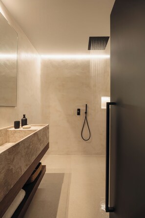 Suite, piscina privada, vistas al mar (De Sol Suite) | Baño | Ducha y cabezal de ducha tipo lluvia