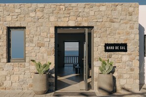 A stone building with a sign reading "BARO DE SÖL". - Bard De Sol (Mykonos)