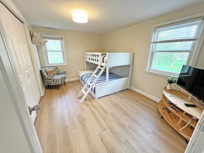 3 bedrooms, travel cot, free WiFi, bed sheets
