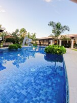 Una piscina al aire libre