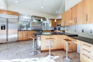 Réfrigérateur, micro-ondes, plaque de cuisson, lave-vaisselle