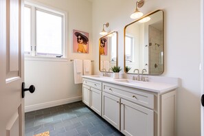 Hair dryer, towels, soap, shampoo - New! House of Hudson two miles from Downtown Nash (Nashville)