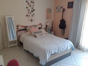 4 makuuhuonetta, silitysrauta/-lauta, ilmainen Wi-Fi, vuodevaatteet