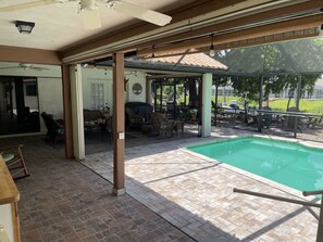 Una piscina al aire libre