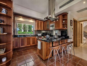 Geladeira, fogão, cooktop, lava-louças