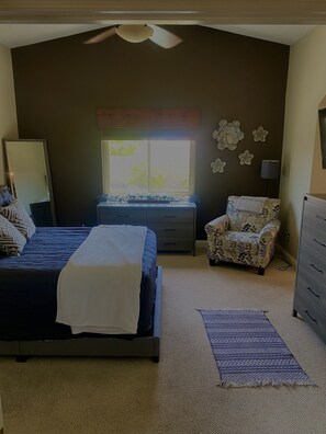 3 bedrooms, desk, iron/ironing board, free WiFi - Dove Mtn home in nice neighborhood with pool. Close to golf, trails and dining (Marana)