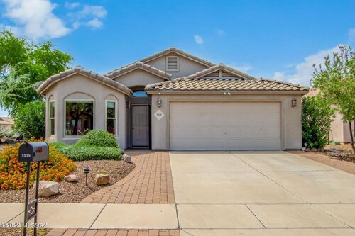 Private home in nice neighborhood with pool. Close to golf, trails and dining