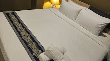 Deluxe Room, 1 King Bed | 1 bedroom, individually furnished, soundproofing, free WiFi