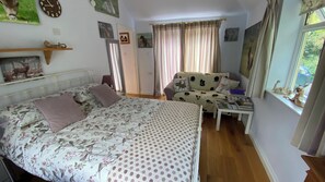 1 slaapkamer, een strijkplank/strijkijzer, gratis wifi, beddengoed