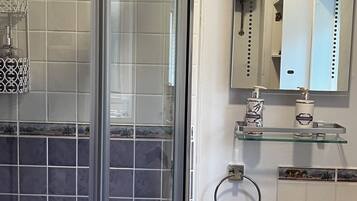 Een douche, een haardroger, handdoeken, zeep