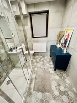 Comfort Apartment | Bathroom | Shower, hair dryer, towels, soap