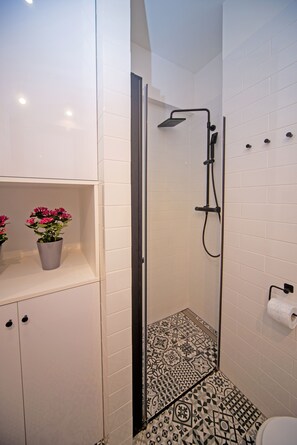 Deluxe Apartment | Bathroom
