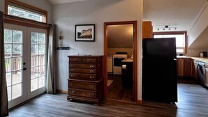 Cucina spaziosa con frigorifero, mobili in legno e un'ampia finestra.