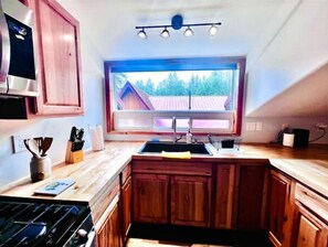 Fridge, microwave, oven, stovetop - Eagles Nest & Mountain View (Seward)