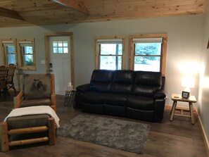 Fernseher, Kamin, DVD-Player, Bücher