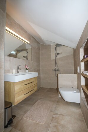 Apartament superior, 2 dormitoris, vistes al mar | Bany | Dutxa, capçal de dutxa tipus cascada i articles de tocador gratuïts 