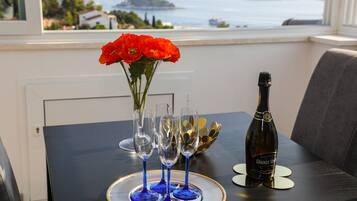 Superior Apartment, 2 Bedrooms, Sea View | Dining room