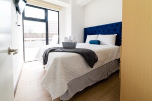3 slaapkamers, een strijkplank/strijkijzer, gratis wifi, beddengoed