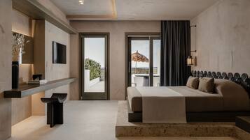 Une chambre moderne dotée d’un grand lit, d’un téléviseur à écran plat, d’une petite table et offrant une vue sur l’extérieur.