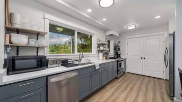 Køleskab, mikrobølgeovn, ovn, kogeplade